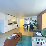 Urban Flat 194 - Spacious 3 Bedroom Montmartre